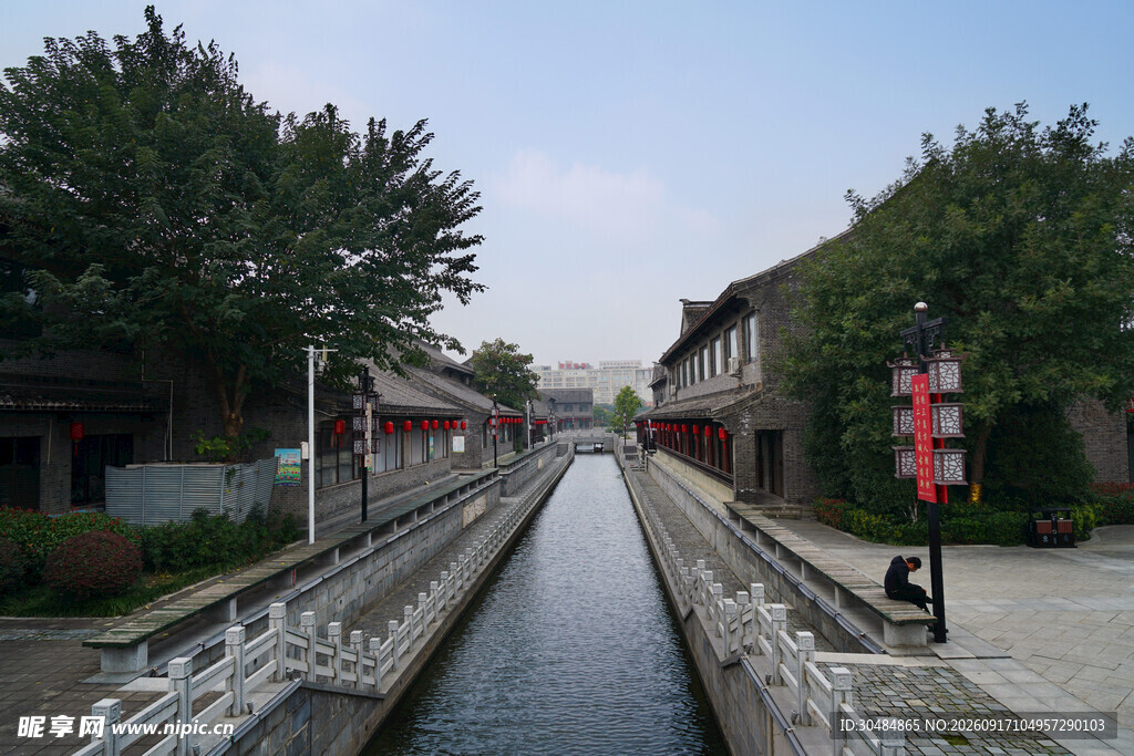 古巷小河畔的静谧风光