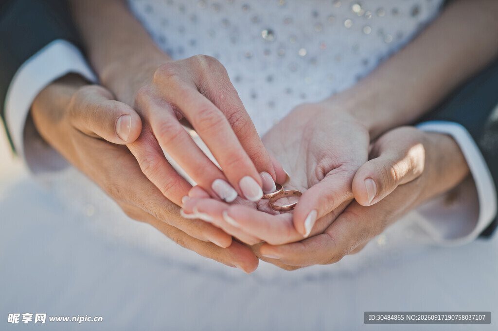 新人双手捧婚戒瞬间