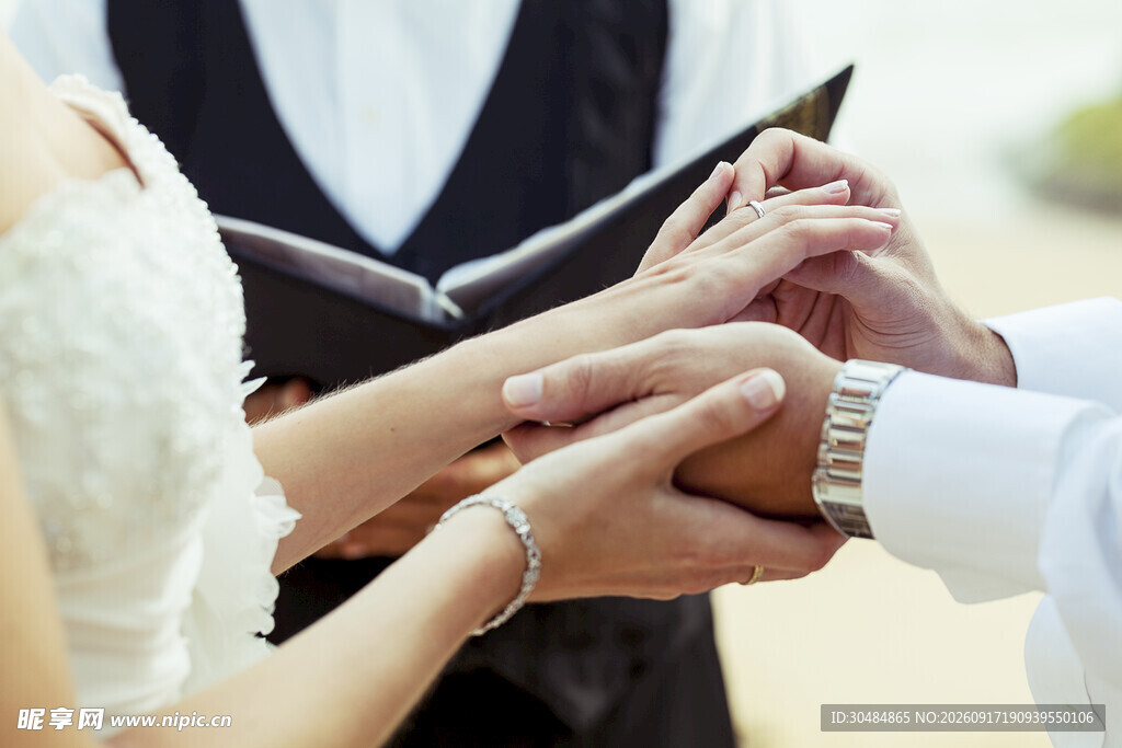 新人婚礼上手部交叠瞬间