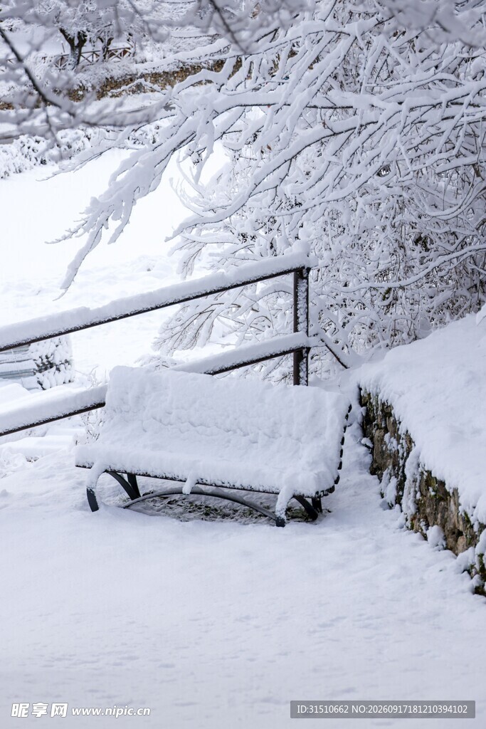 雪覆长椅与栏杆的冬日景致