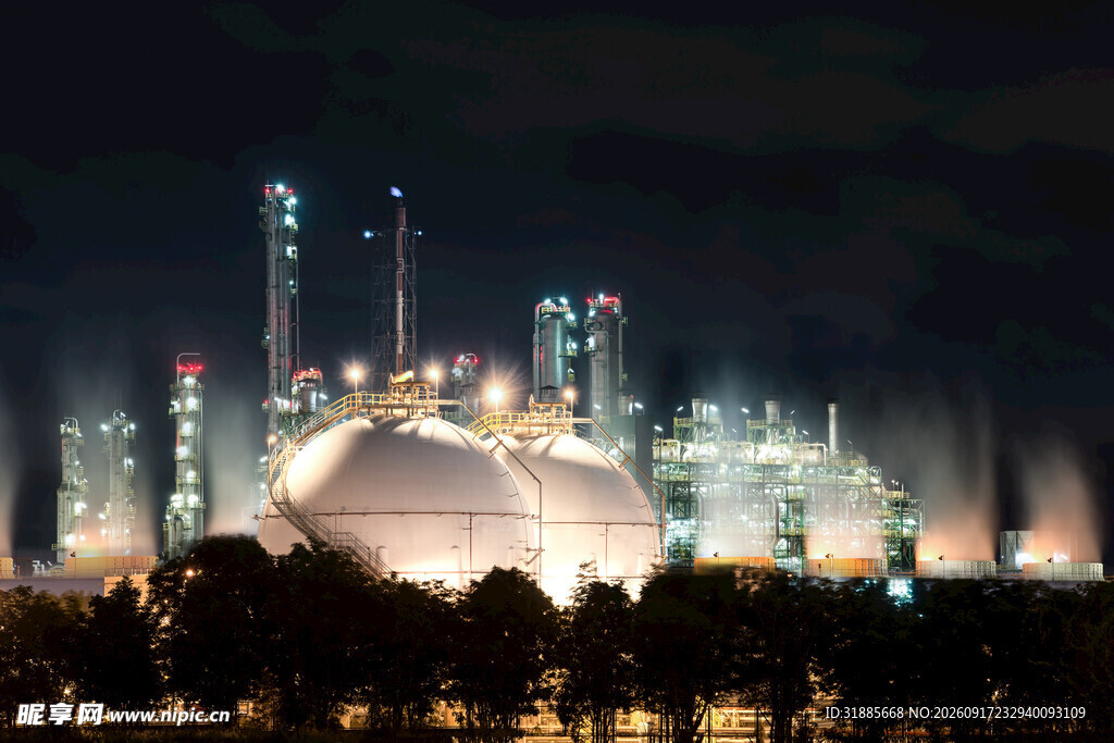 城市夜景中的独特建筑