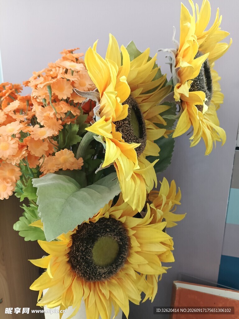 鲜艳向日葵与橙色花束