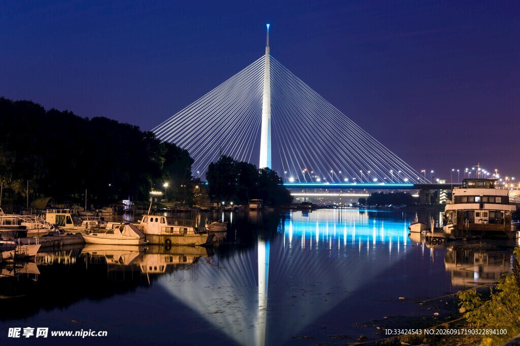 城市桥梁夜景璀璨倒影