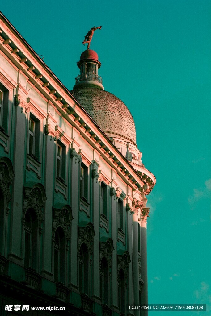 古典建筑穹顶与蓝天景致