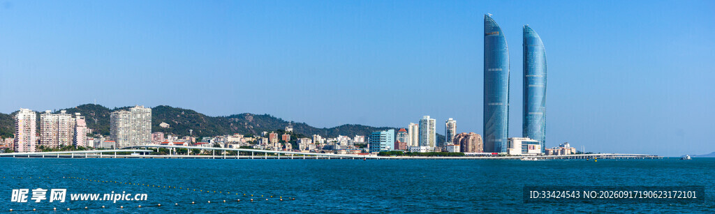 海滨城市高楼与蔚蓝海景