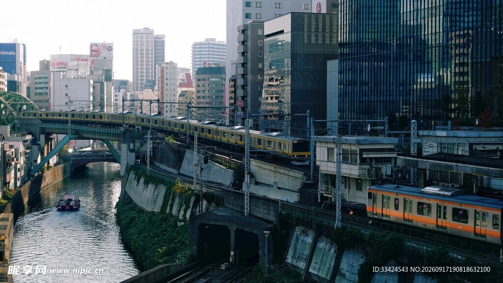 城市河畔与穿梭列车景观