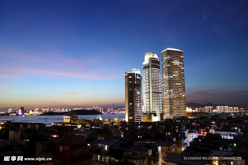 城市璀璨夜景高楼天际线