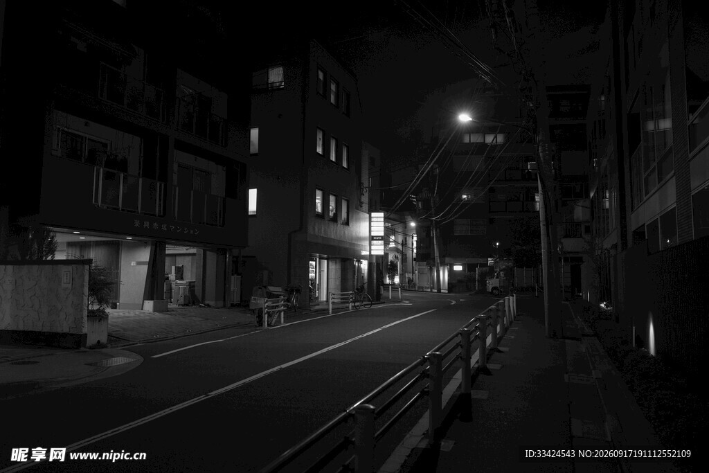 夜晚静谧街道景象