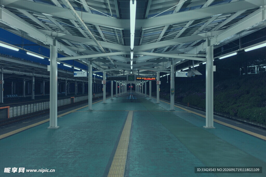空旷地铁站台内部景象