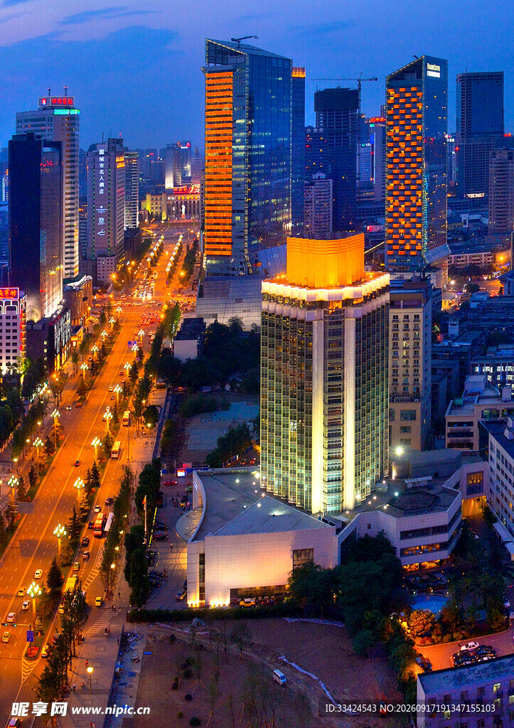 城市夜景中的标志性建筑