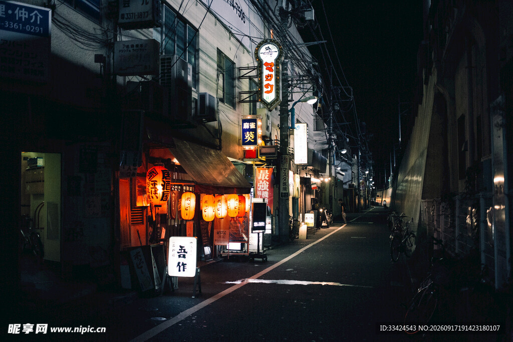 夜晚街边的温馨小店