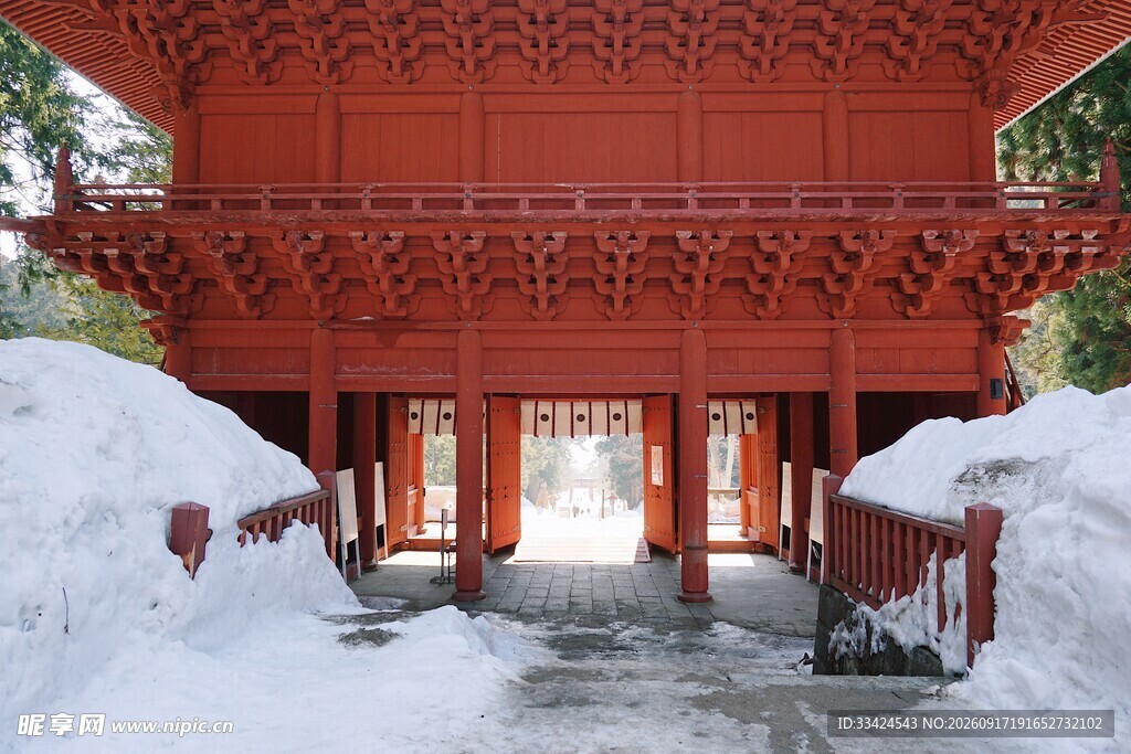 雪覆红亭尽显中式古韵