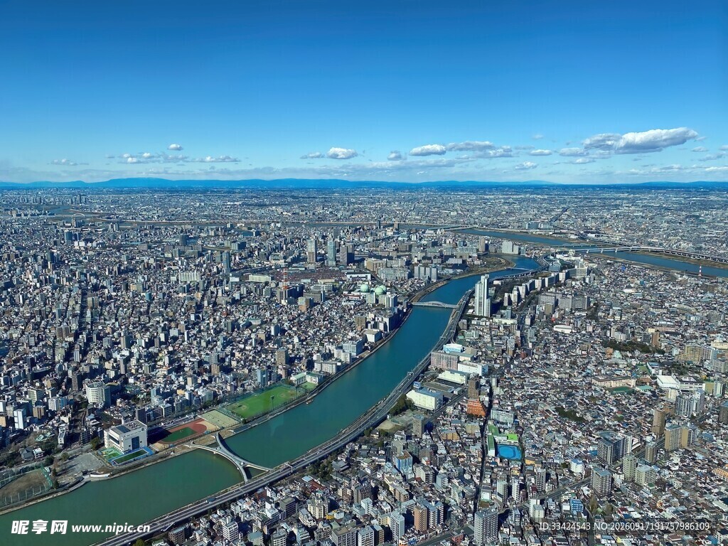 俯瞰繁华都市与蜿蜒河流