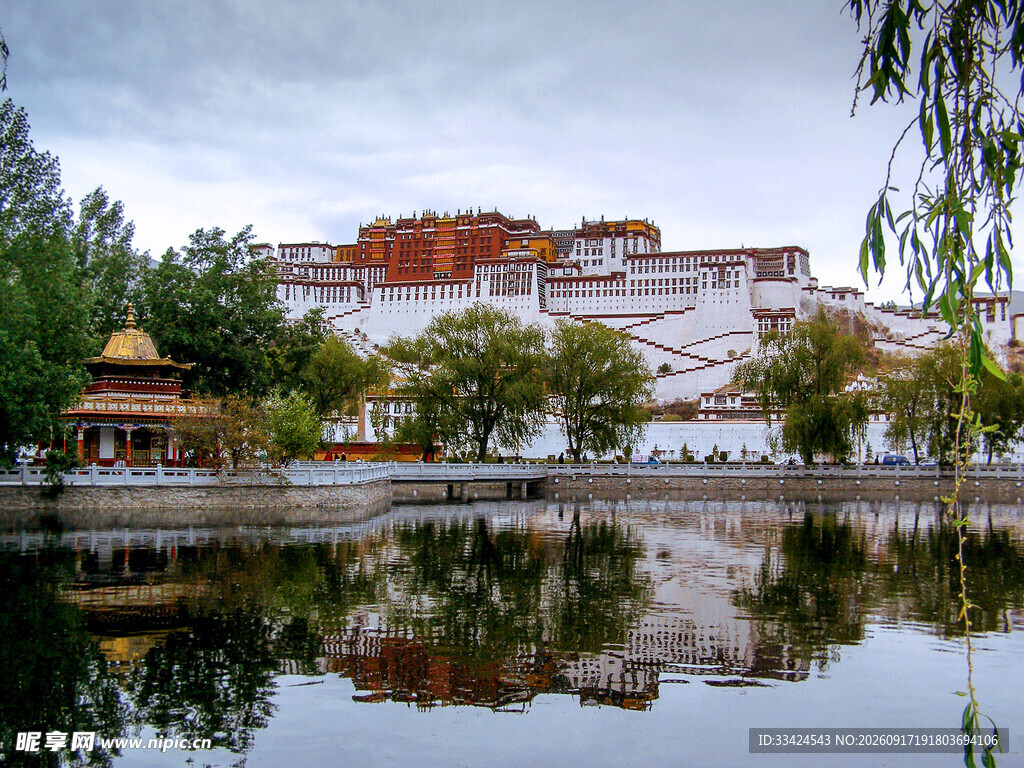 布达拉宫湖畔美景