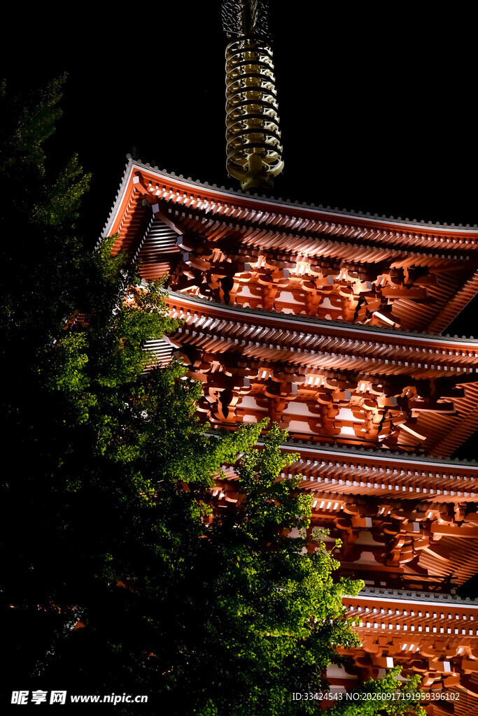 古建屋檐一角夜景