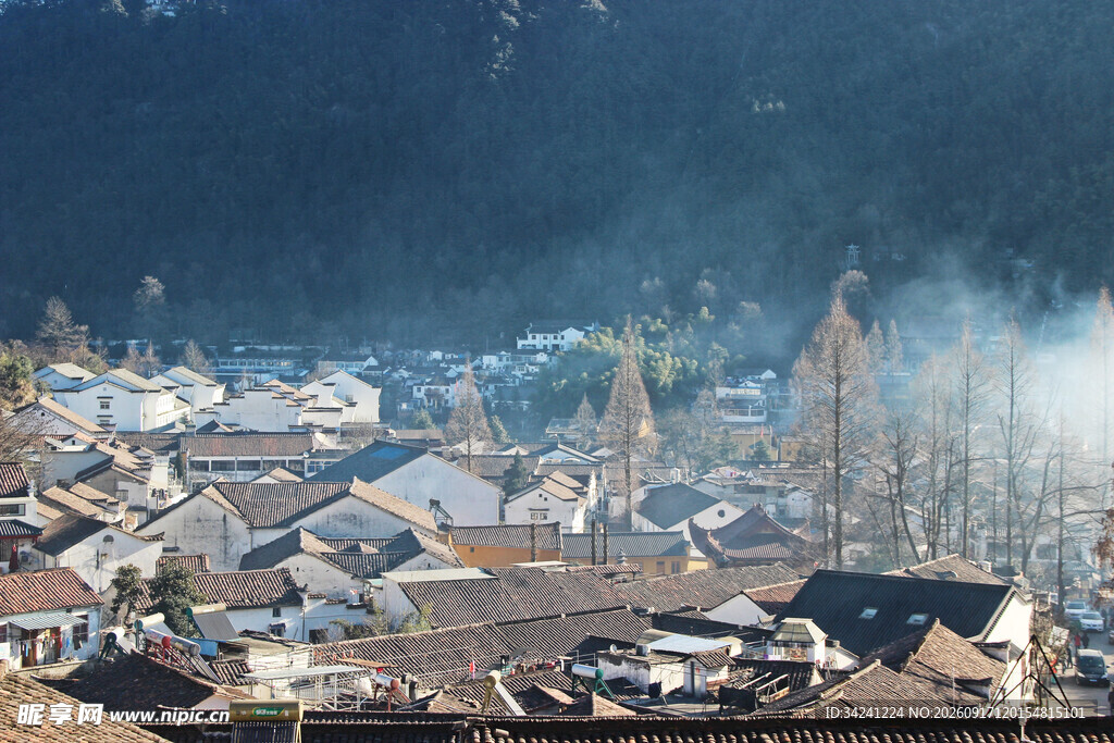 山村晨景炊烟袅袅人家