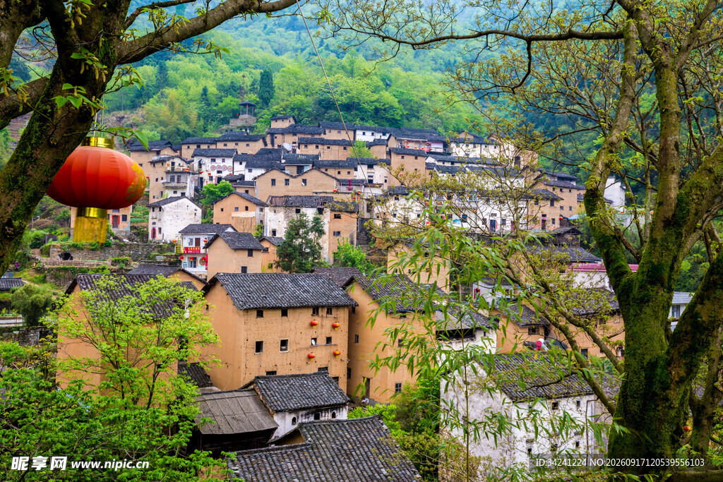 山村美景红灯笼点缀其间