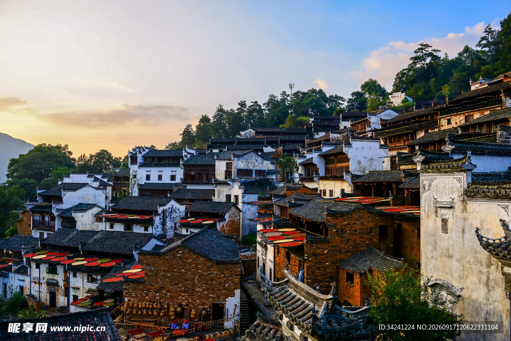 古村落美景夕阳下的民居