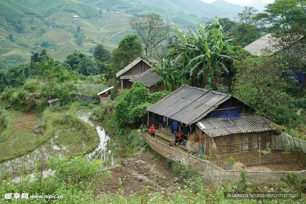 山间村落小屋自然景致