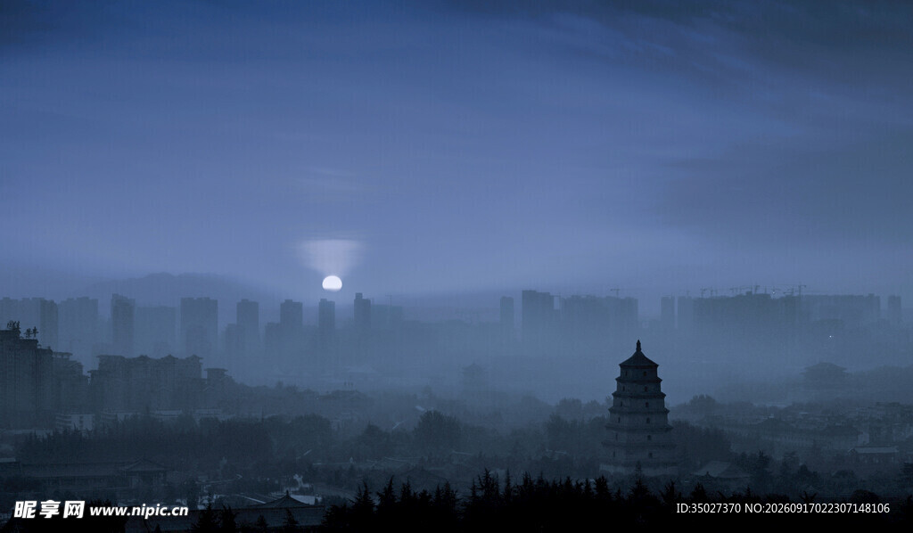 月夜下的朦胧古塔
