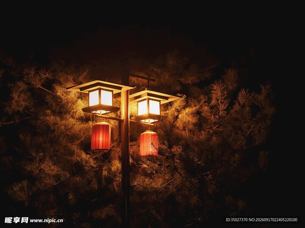 夜幕下的中式古典灯笼