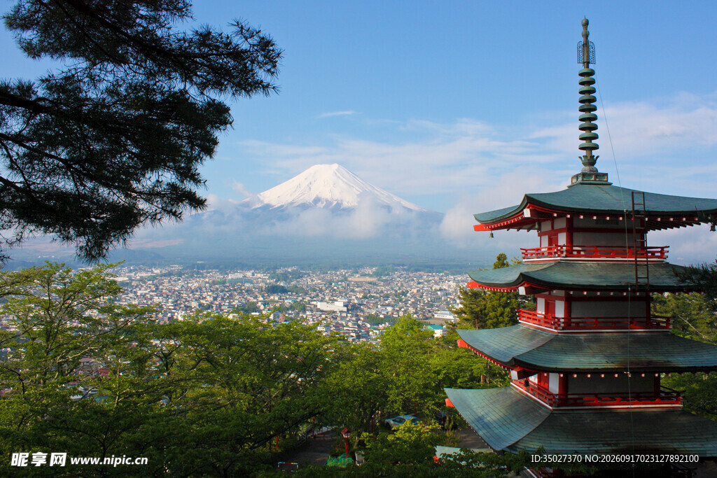 富士山下的日式宝塔景观