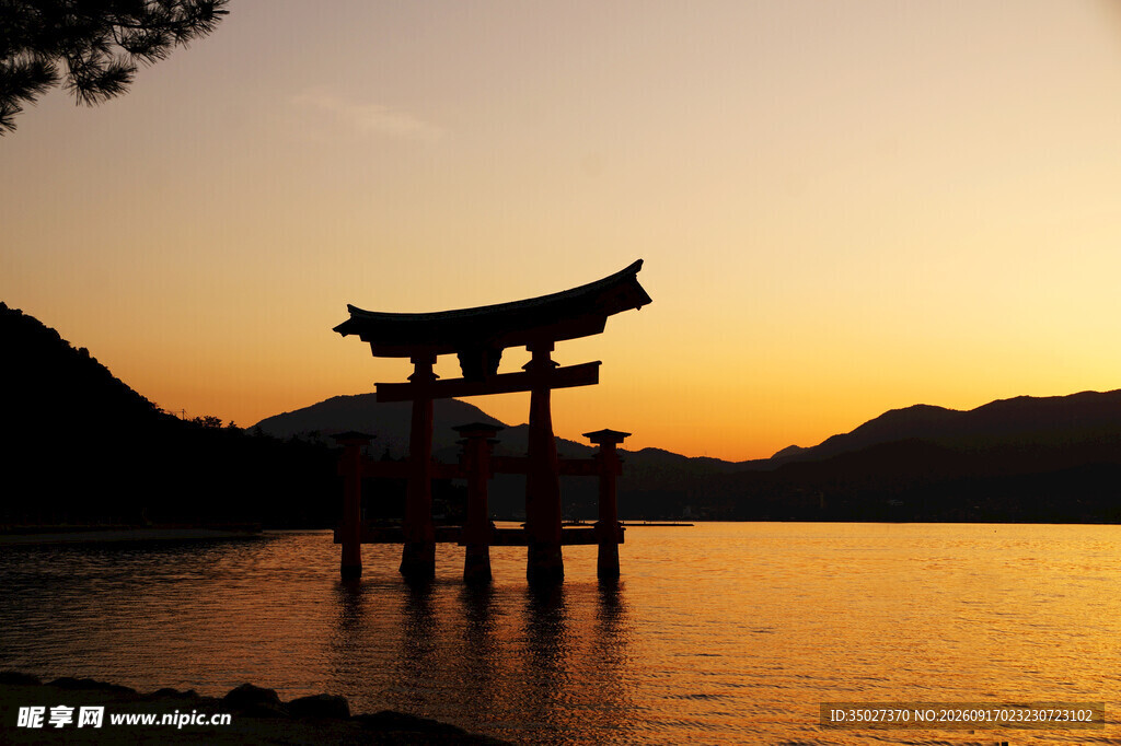 夕阳下的日本鸟居景观