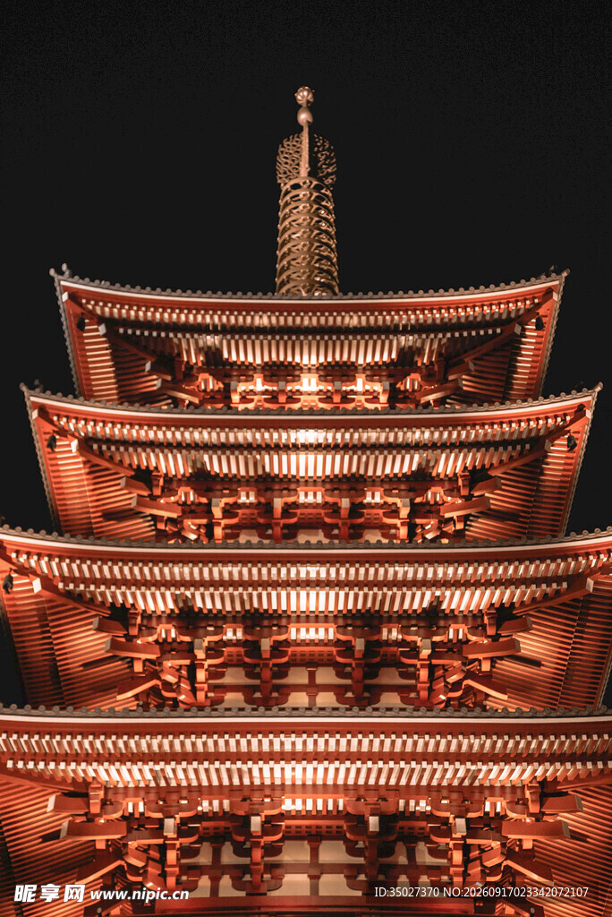 古色古香的多层塔楼夜景