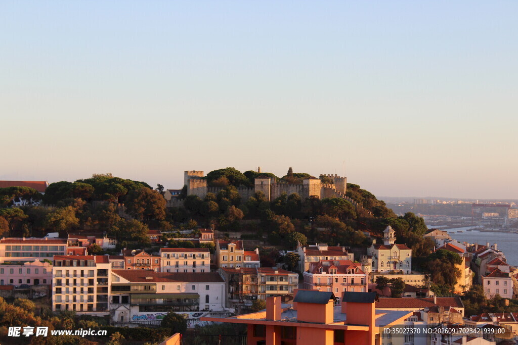夕阳下的城市与山顶建筑