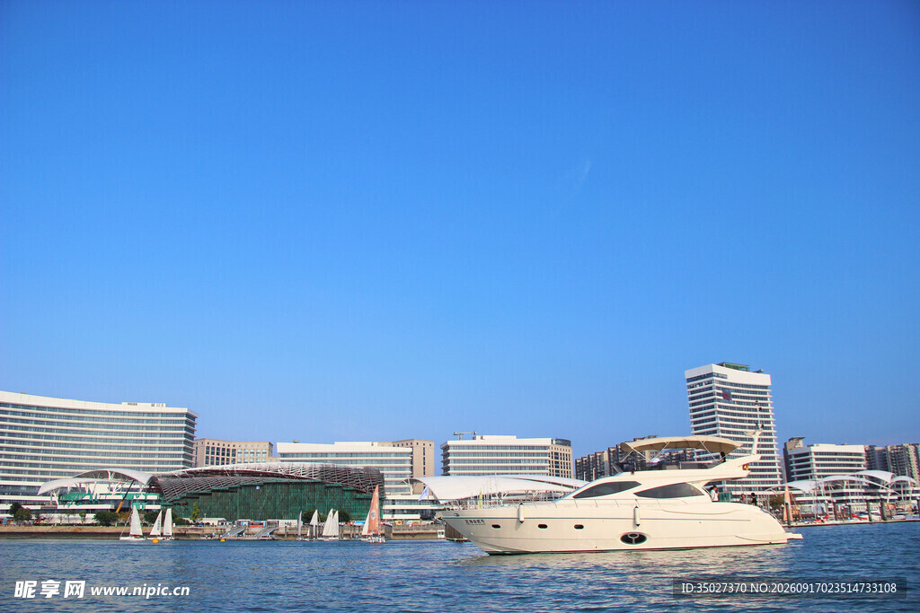 海滨城市游船风景
