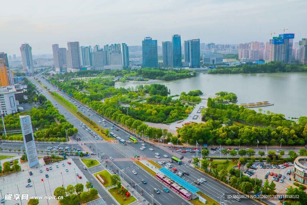 城市河畔风光俯瞰图