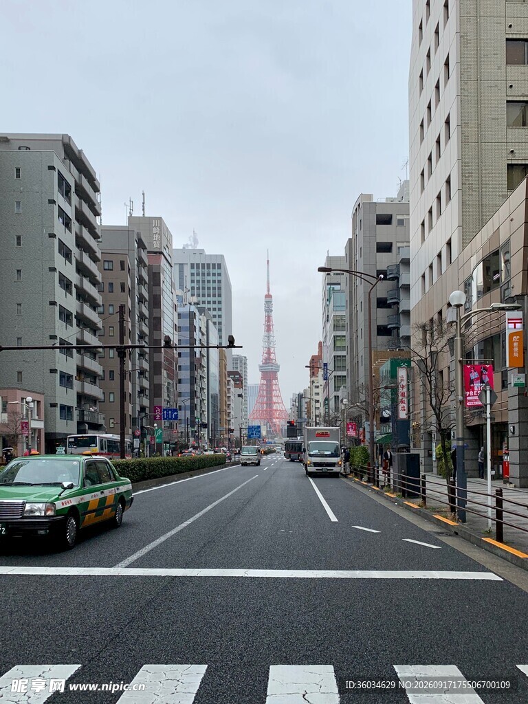 城市街道高楼与车辆景观