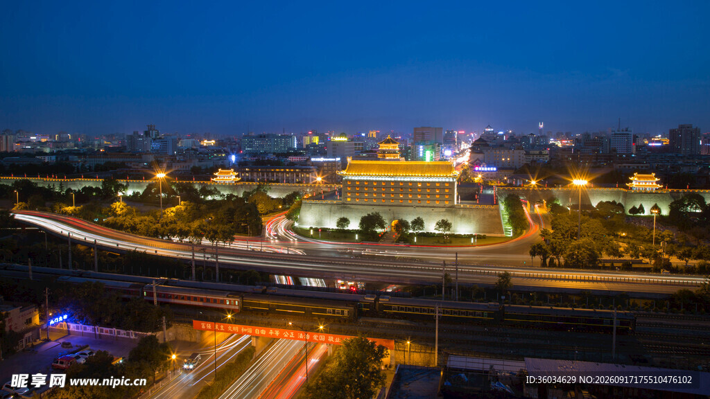城市夜景中的立交桥与建筑