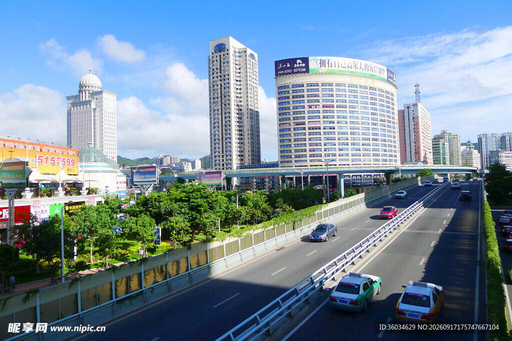 城市道路旁的高楼景观