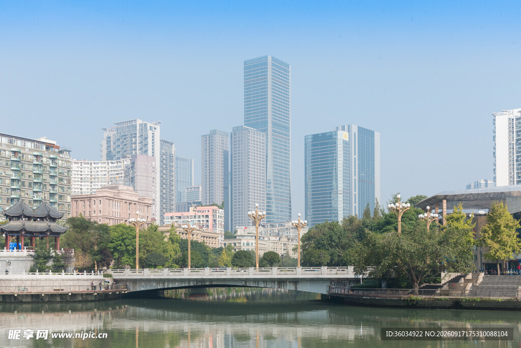 河畔城市风光