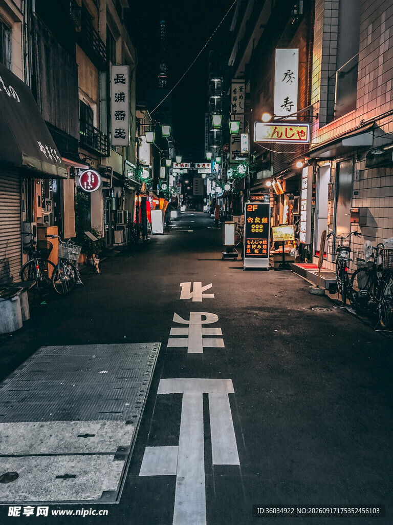 夜晚日本街头的静谧景象