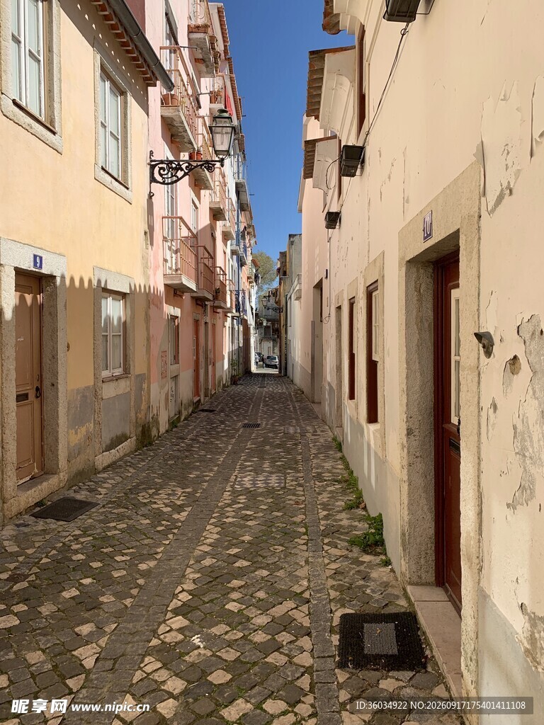 狭窄鹅卵石小巷的静谧景致