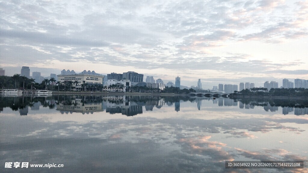湖畔城市风光倒影美景