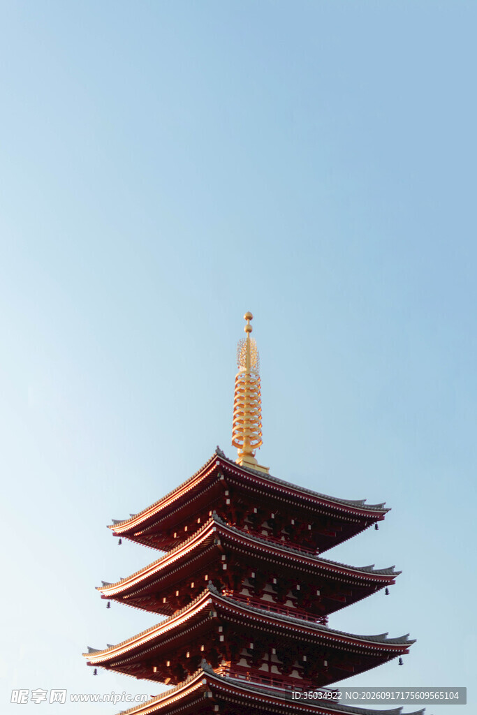 日本五重塔蓝天映衬美景