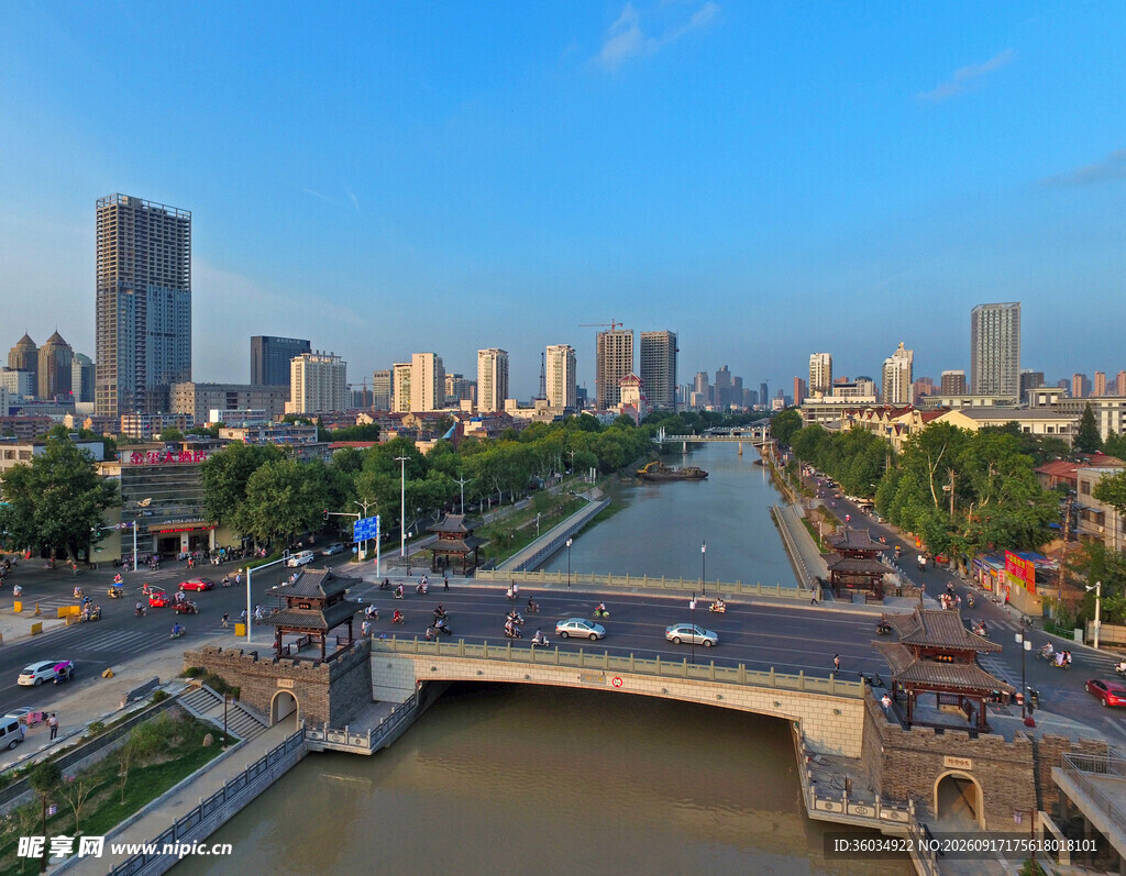 城市河畔桥梁全景风光
