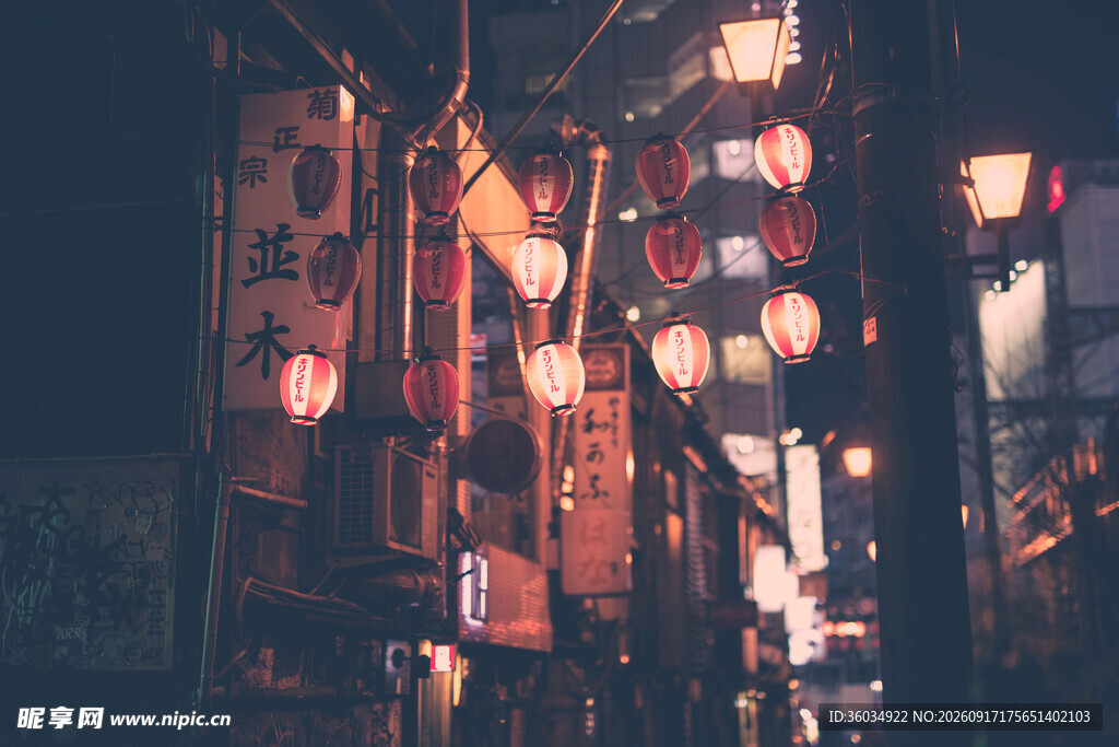 夜晚街头闪烁的霓虹招牌