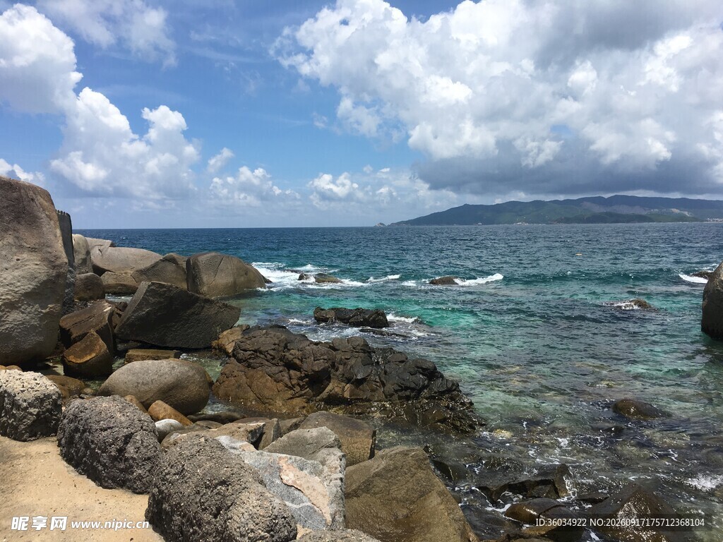海边礁石与碧海蓝天美景
