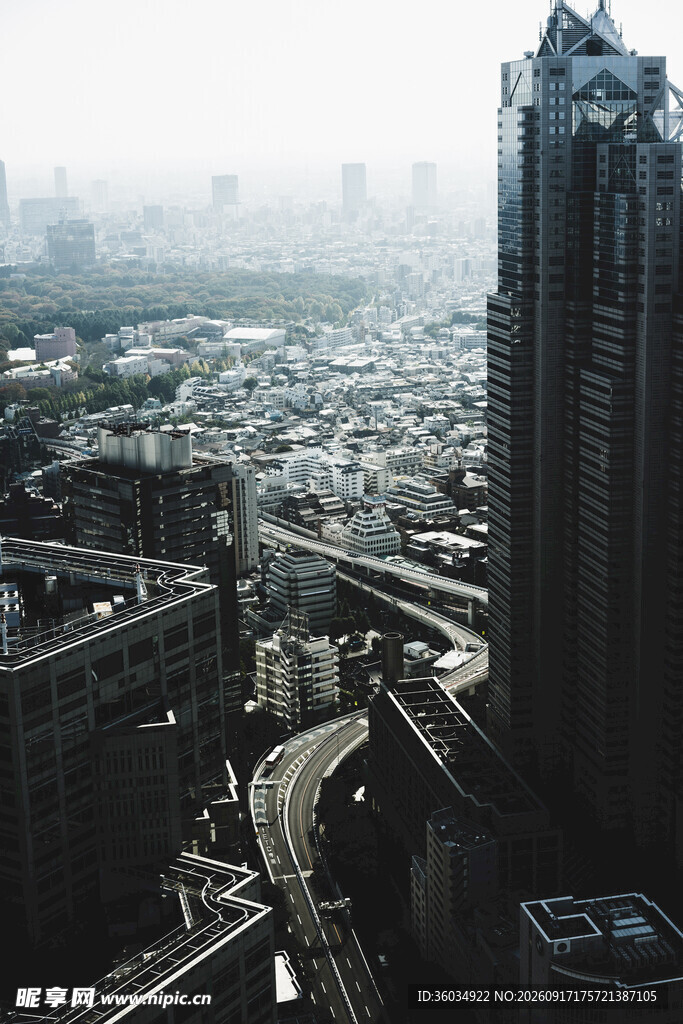 城市高楼与街道景观