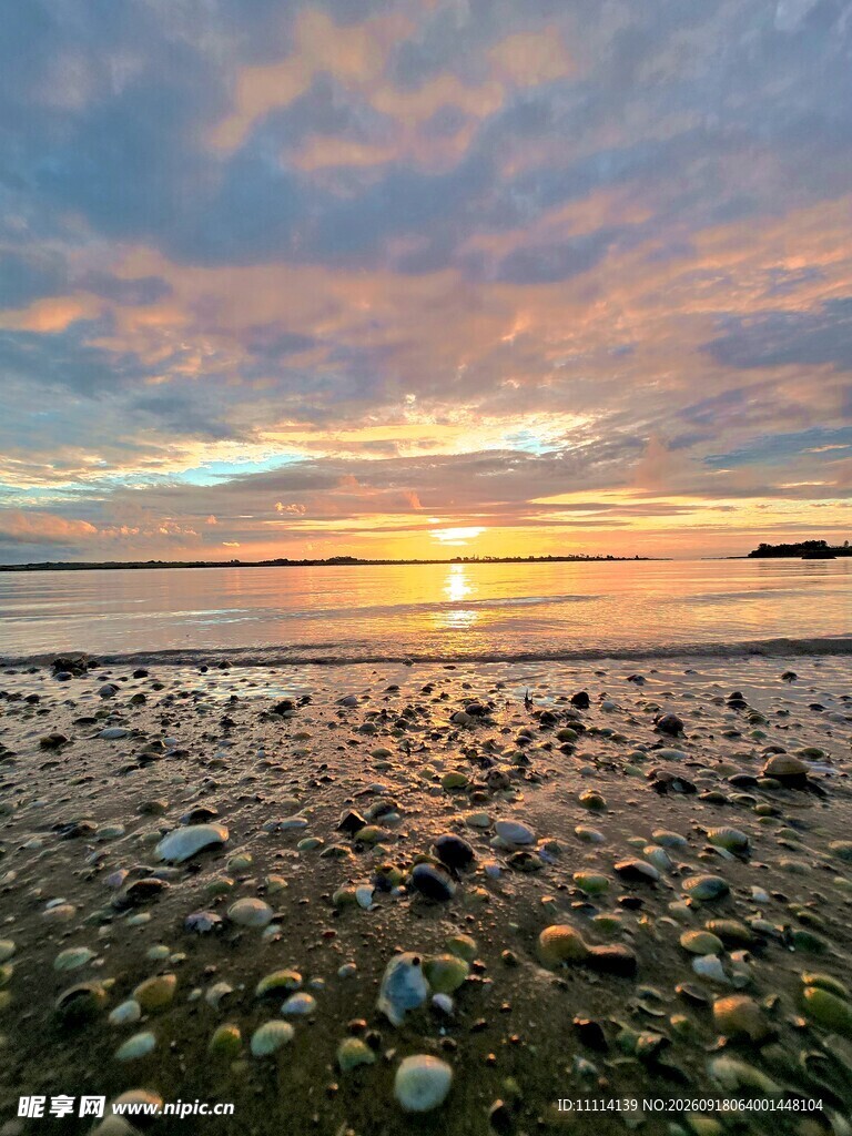 海边日落时的多彩滩涂景观
