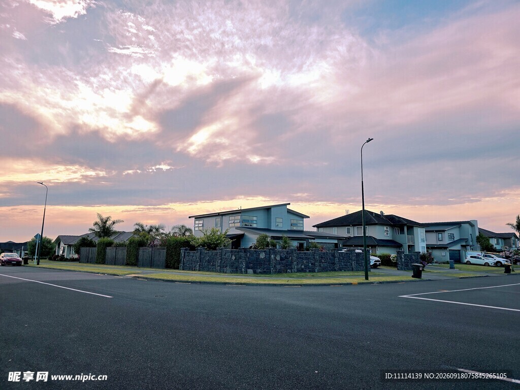 黄昏下的城市道路与建筑