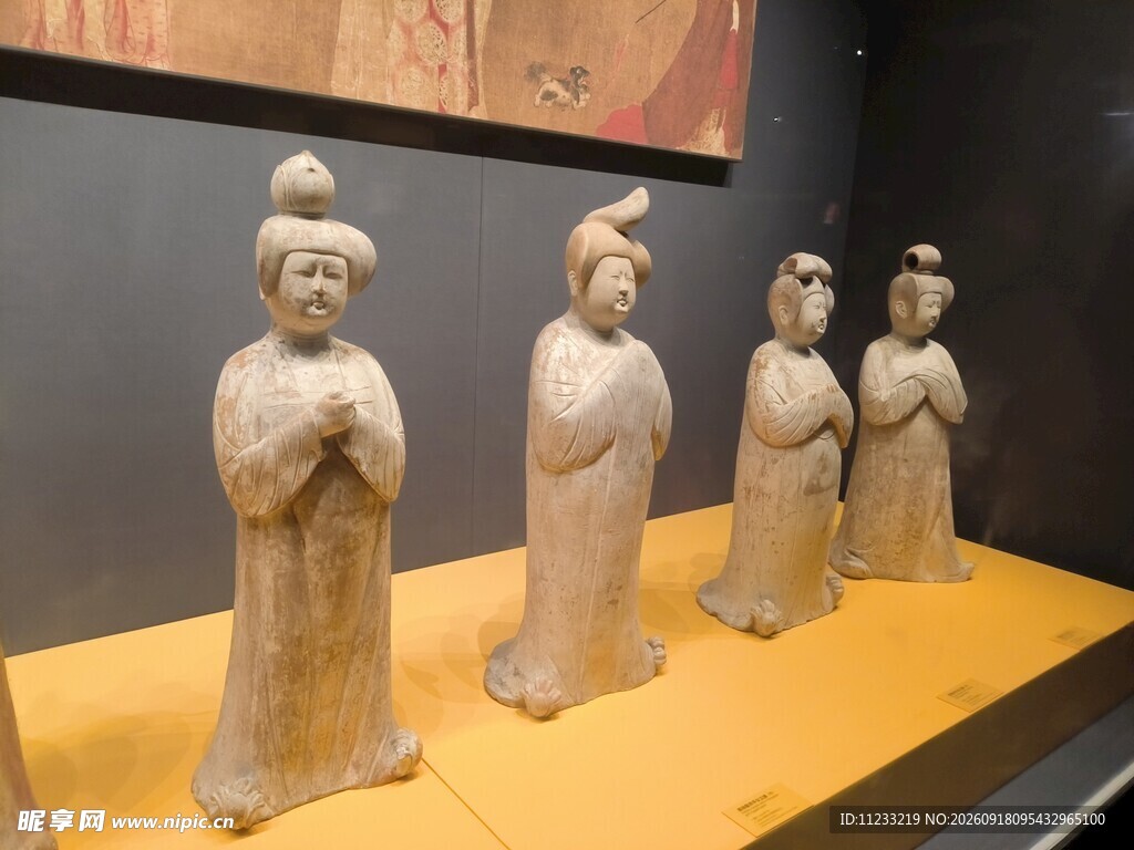 唐代彩绘拱手女立俑 唐仕女陶俑