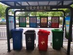 街道旁的分类垃圾桶站点