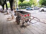 街边老式手推垃圾车