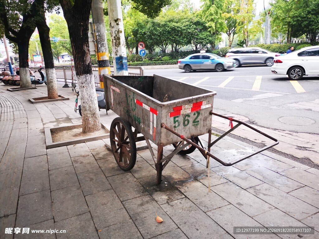 街边老式手推垃圾车