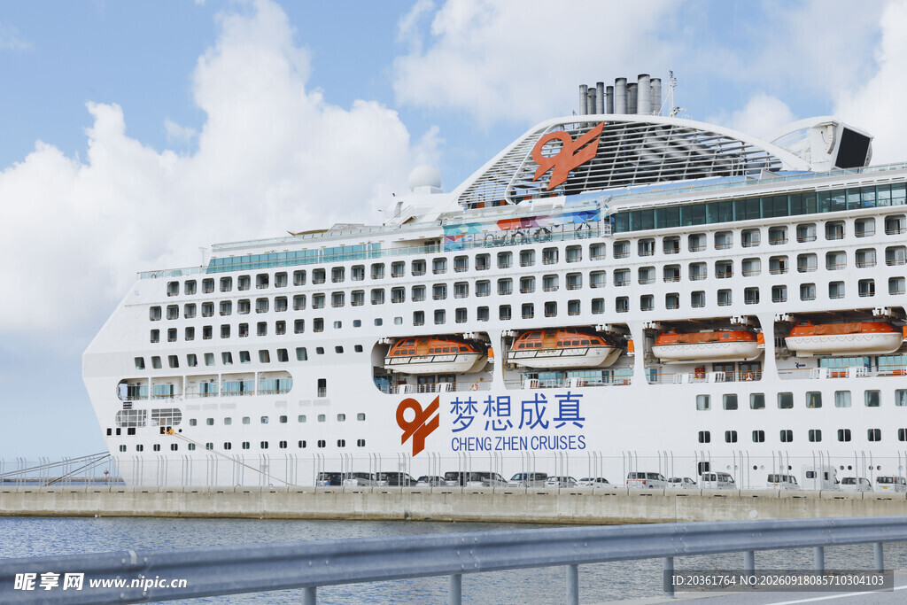 大型豪华游轮停靠港口